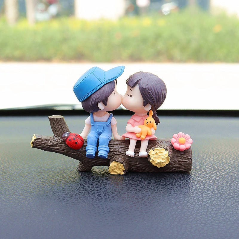 Romantic Couple Sitting Keychain | Cute Love Couple Mini Figurine Keyring | Kissing Couple Gift