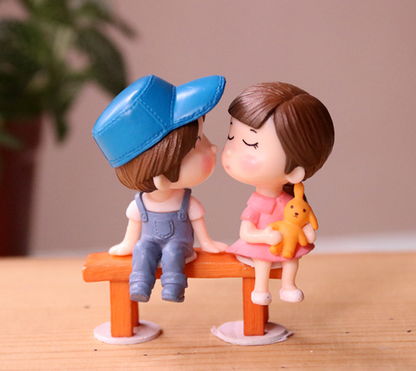Romantic Couple Sitting Keychain | Cute Love Couple Mini Figurine Keyring | Kissing Couple Gift
