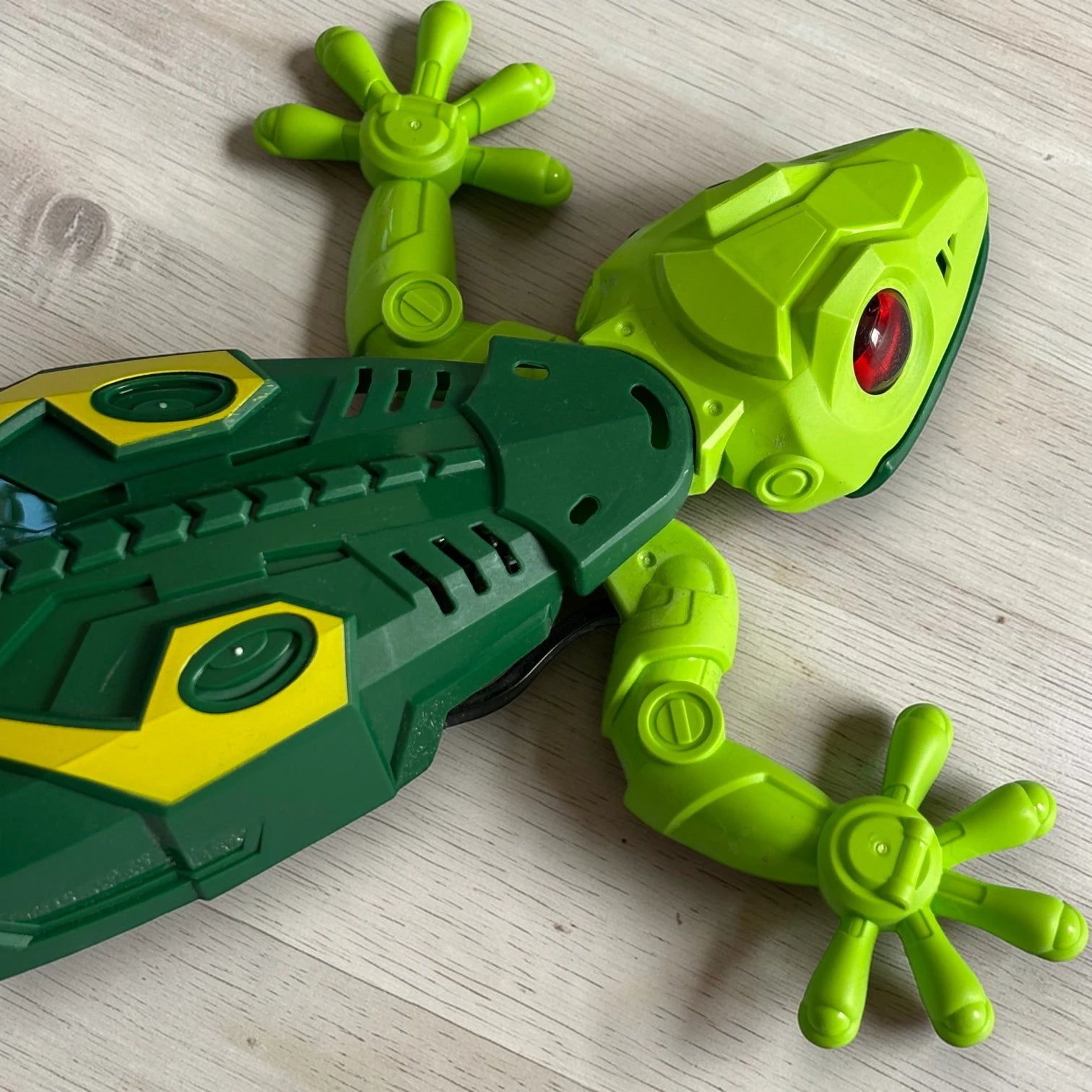 Wall Climbing Lizard / Gecko RC Toy