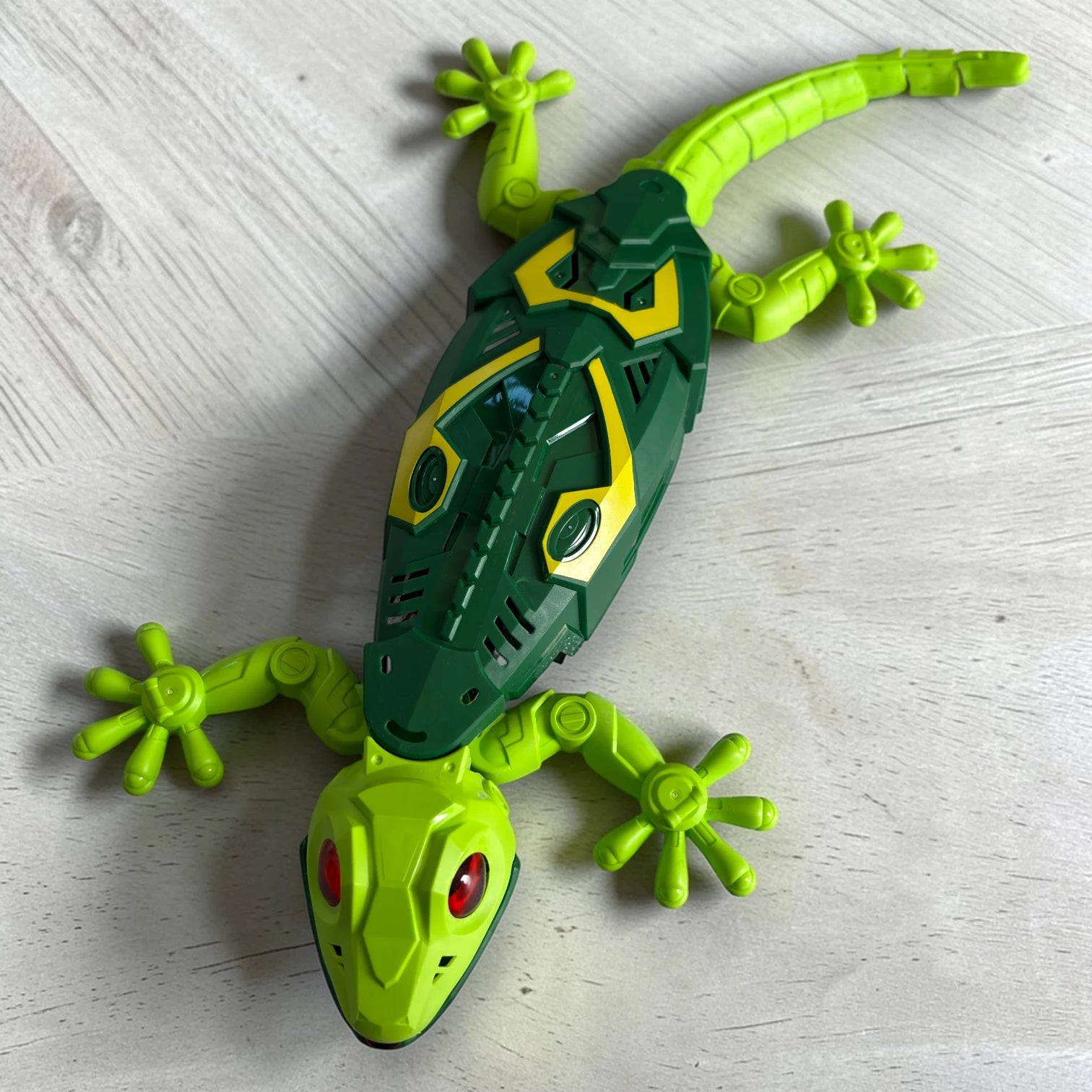 Wall Climbing Lizard / Gecko RC Toy